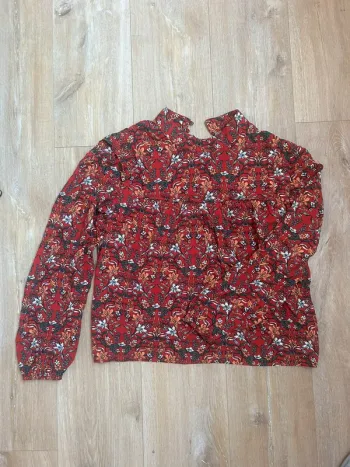Blouse rouge fleurie