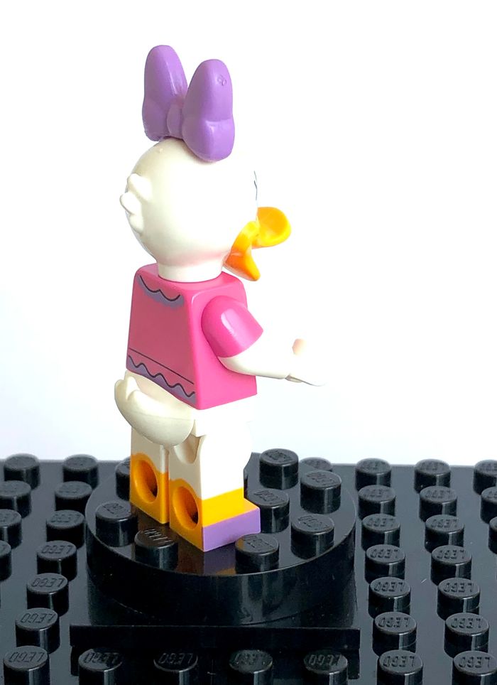 LEGO Disney - Daisy Duck, dark pink top - photo numéro 5