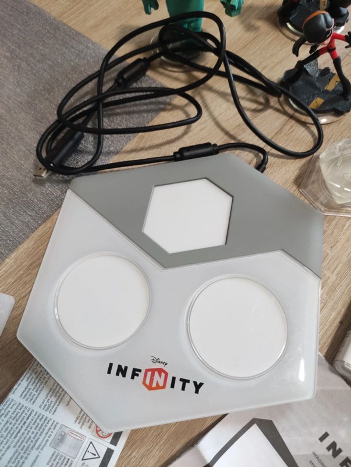 Jeu Disney Infinity pour PS3 et ses 3 figurines et un objet - photo numéro 3