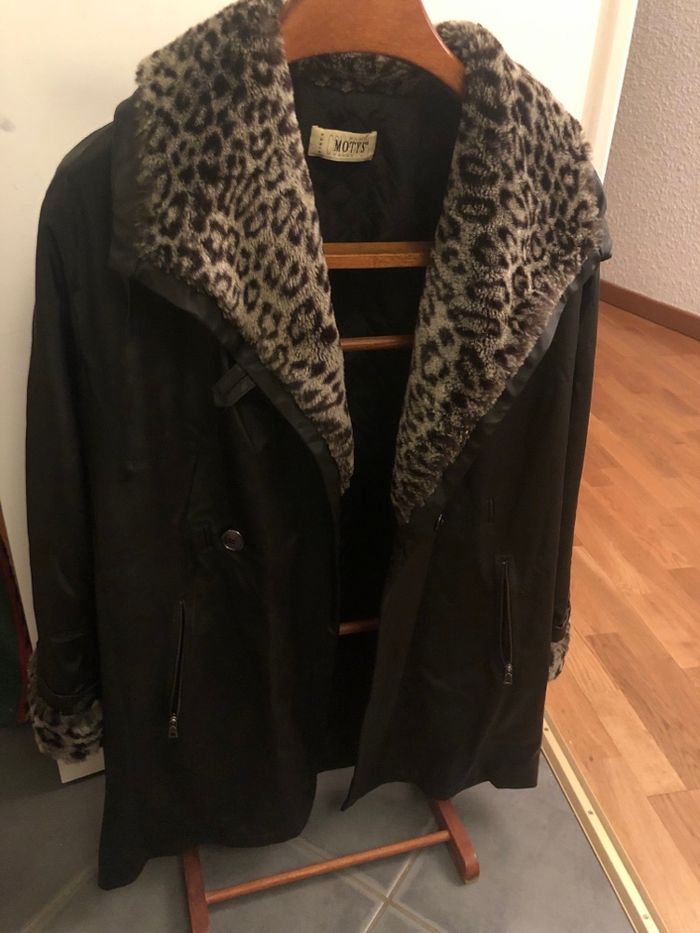 Joli manteau noir/ encolure  léopard - photo numéro 3