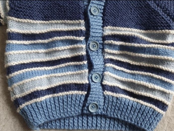 Gilet à boutons tricoté main tons bleus 6-9 mois - photo numéro 3