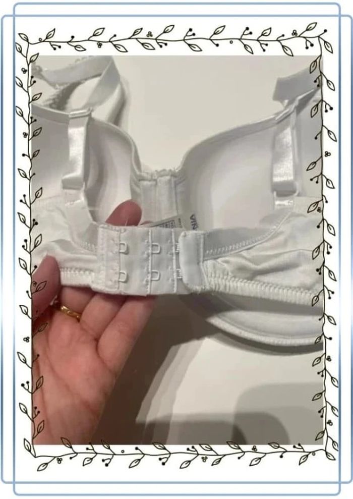 Soutien gorge blanc Vania, taille 110B, bon état mais deux toutes petite taches marron à droite - photo numéro 3