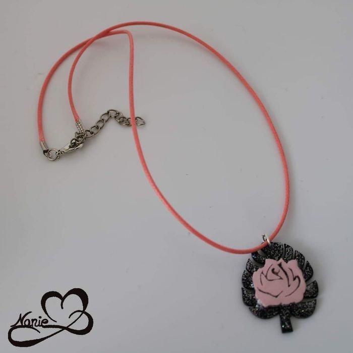 Pendentif en résine, transparent en rose et noir