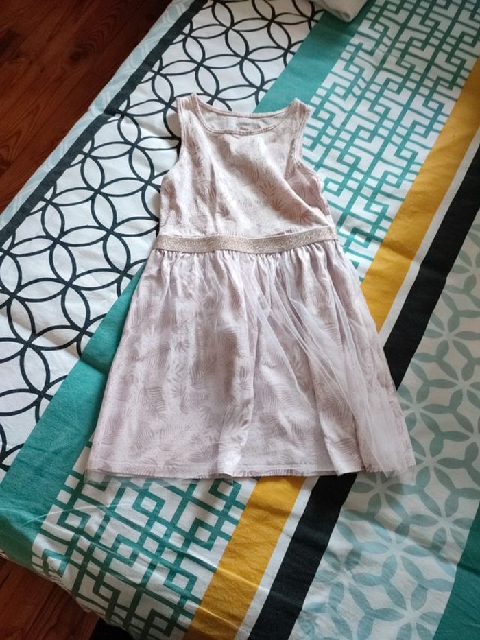 Robe rose pâle taille 5 ans avec tulle sur le bas