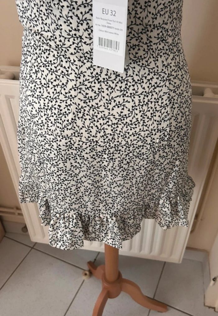 Robe d’été fleurie, noire et blanche, NA-KD - photo numéro 10