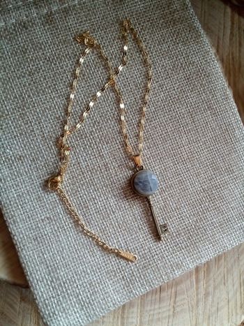 Collier clé avec pierre de labradorite à reflets bleutés
