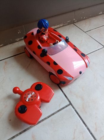 Voiture télécommandée Miraculous Lady Bug