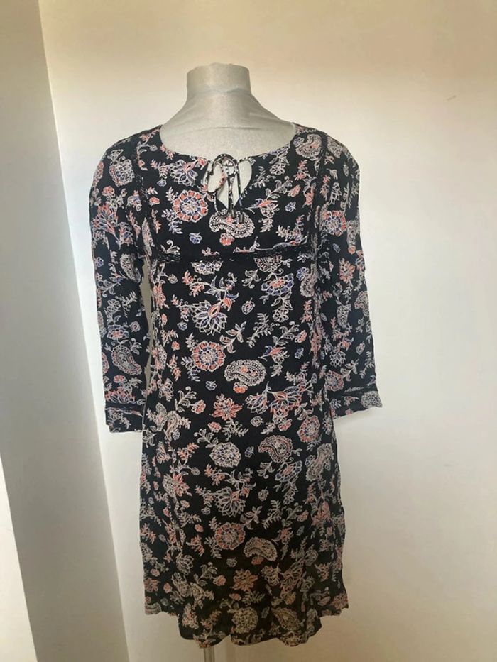 Robe noire à fleurs