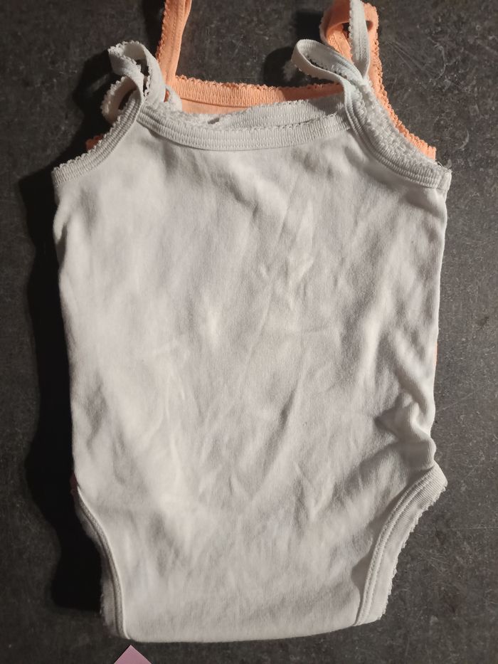 Lot bodies bretelles 12 mois - photo numéro 7