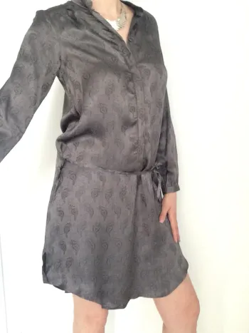 Robe chic satin grise perle Les Petites