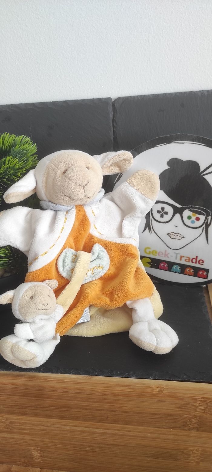 Doudou et compagnie marionnette mouton bébé blanc orange bleu Poche Beige Marron