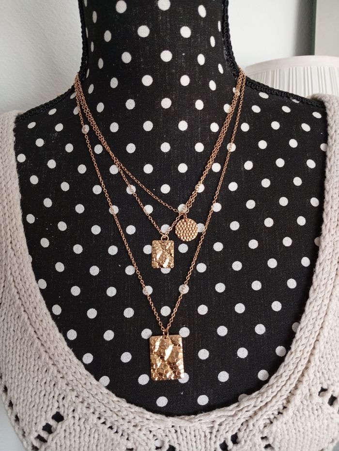 3 Colliers dorés avec pendentif