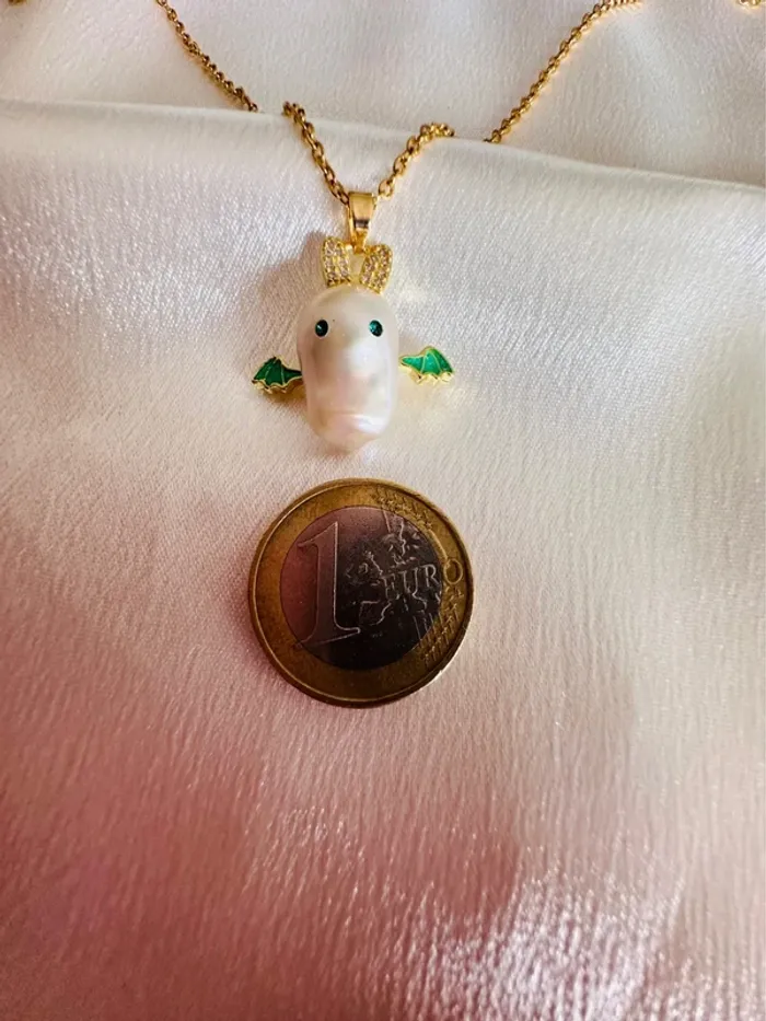 Collier petit lapin ailé fait main – perle baroque et émail vert, bijou unique - photo numéro 2