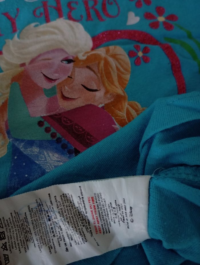 Tee-shirt, 5;ans , manches courtes, coton turquoise ,imprimé ,paillettes , Disney Reine des Neiges. Très bon état - photo numéro 9