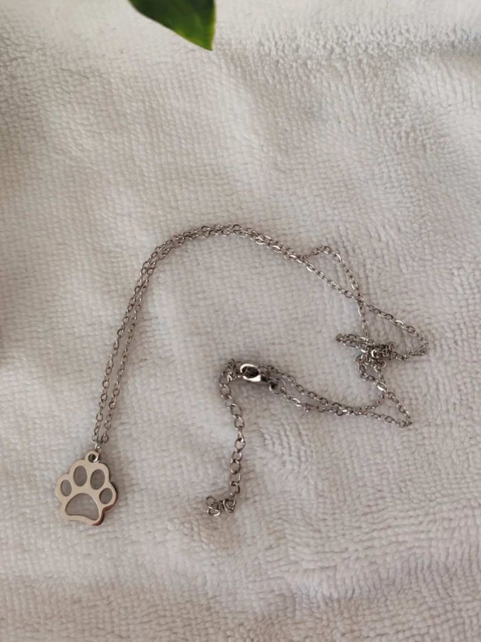Chaîne argentée et pendentif patte animal argenté - photo numéro 4