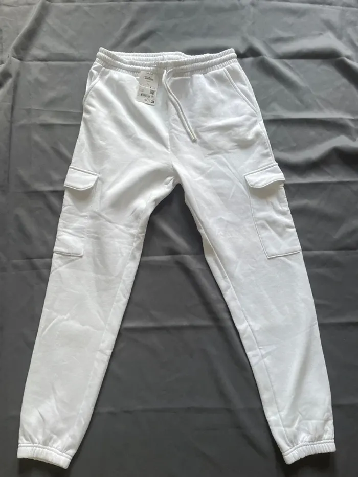 Jogging cargo blanc neuf avec étiquette – Style tendance & confortable
