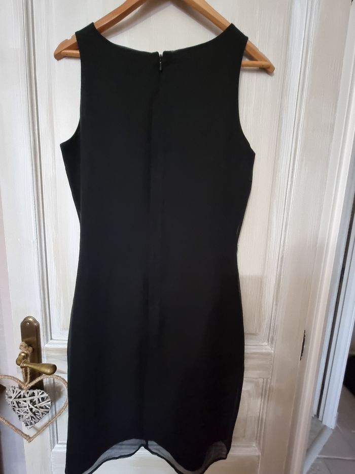 Jolie robe noire de fêtes polyamide noir, doublée entièrement  t40, avec jolie découpe au niveau de la doublure sur la jambe. - photo numéro 2