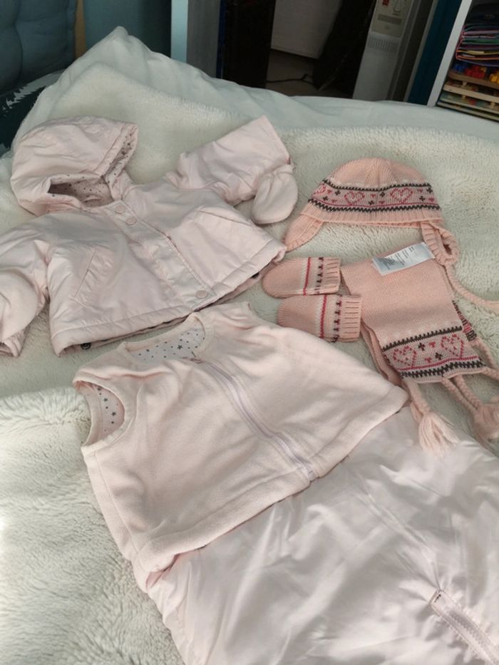 Combi pilote bébé rose poudré et bonnet gants écharpe