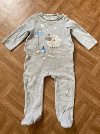 Pyjama une pièce gris taille 24 mois Bébé Rêve
