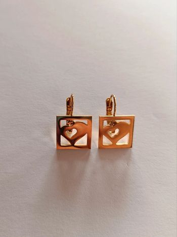 Boucles d'oreilles cœur dans un carré avec clips