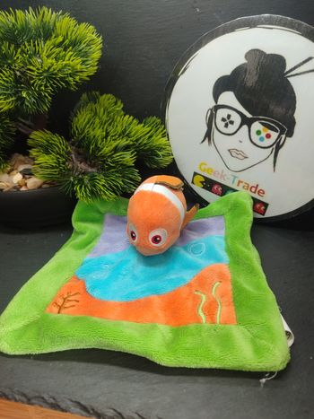 Doudou plat Poisson Némo nicotoy Disney vert orange bleu violet Blanc Carré Plat