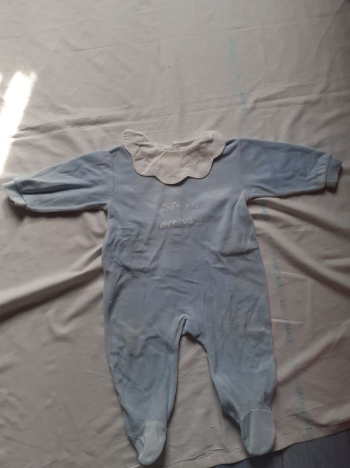 Babygros bleu clair avec col forme fleur