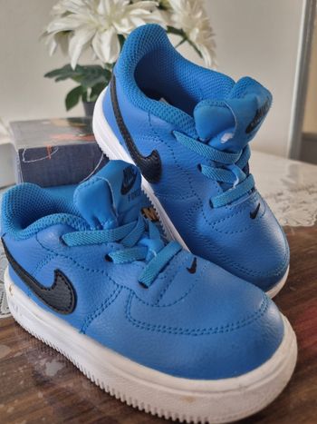 Chaussures 👟 enfant de très très bon état