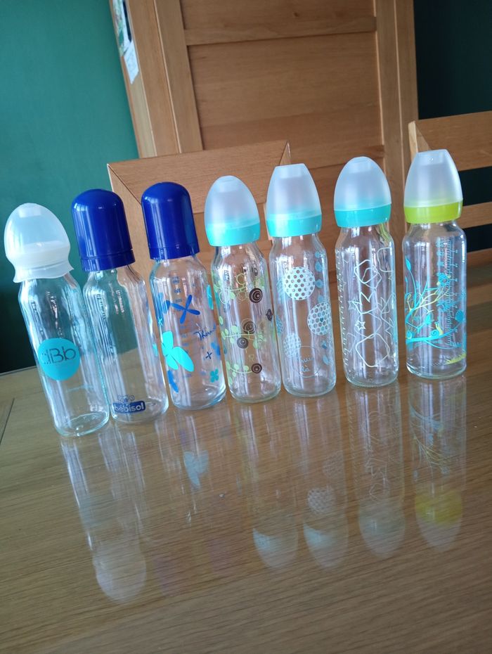 Lot de 7 biberons en verre