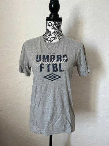 Très beau tee shirt gris 🥰 de chez umbro taille 174