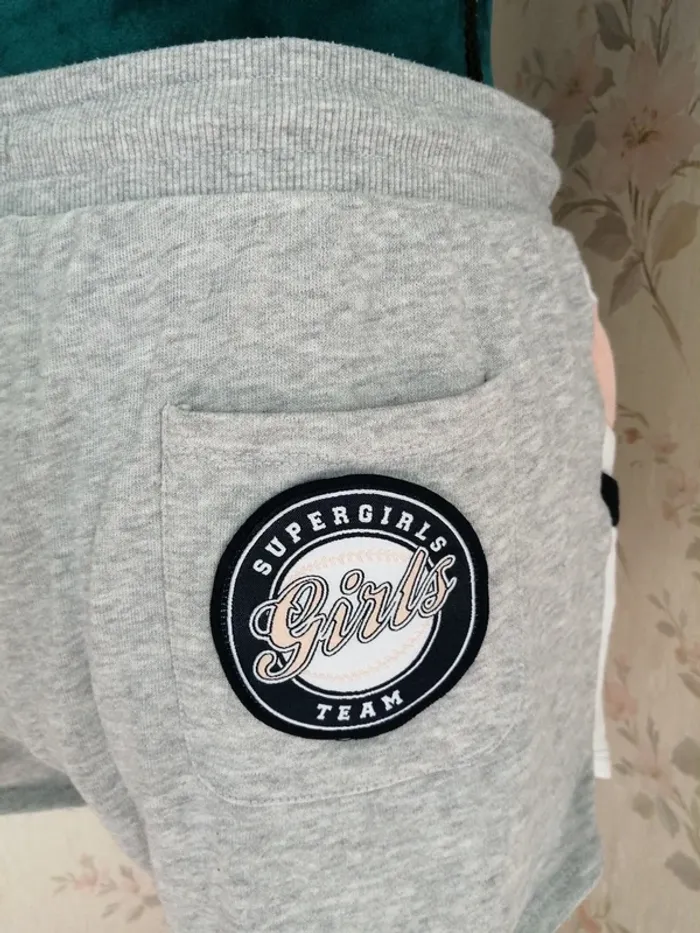 Short gris avec poche à l'arrière et écusson girls / undiz / (L) - photo numéro 5