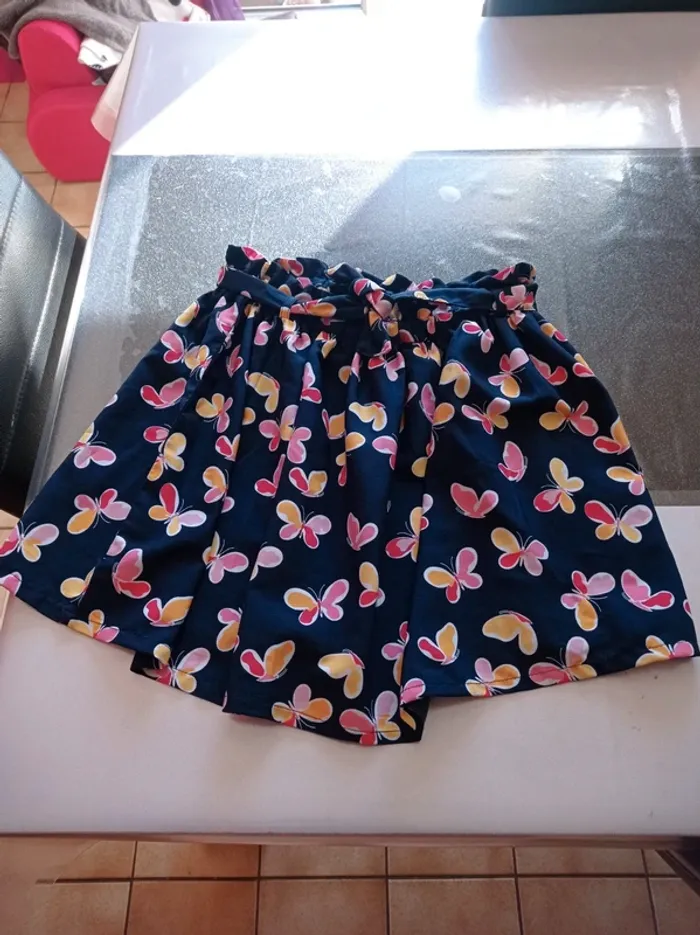 Jupe bleu marine avec motifs fleurs