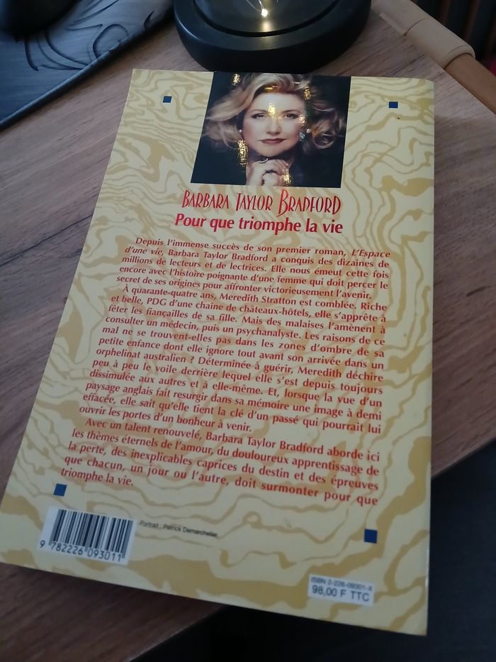 LIVRE POUR QUE TRIOMPHE LA VIE DE BARBARA TAYLOR BRADFORD - photo numéro 2