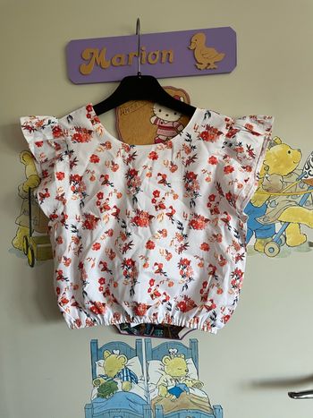 Haut blanc à fleurs ouvert dans le dos, taille 12 ans, marque Squared & Cubed