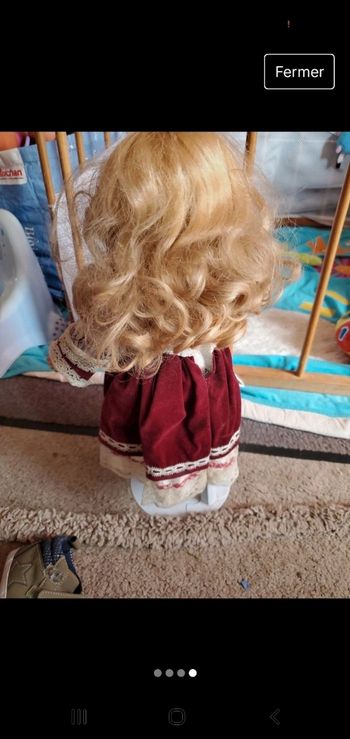 Poupée en porcelaine