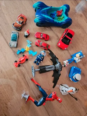 Lot de jouets voitures et marvel