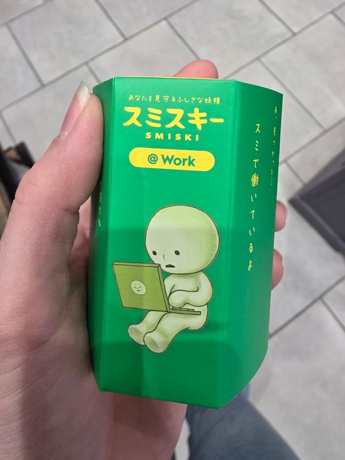 Figurine smiski at work