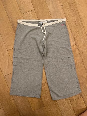 Vend pantalon sport 3/4 Nike gris bon état 40/42
