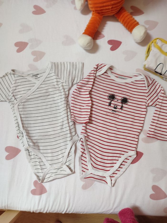 Lot de 5 bodies - Mickey Mouse - 12 mois - Bon état - Disney - photo numéro 2