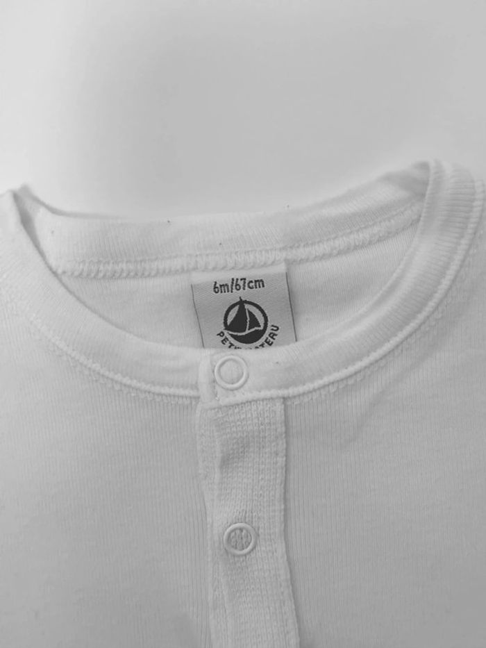 T-shirt Petit Bateau blanc talle 6 mois 67 cm - photo numéro 2