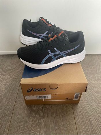 Chaussures Baskets de la marque Asics Pointure 32,5 neuves en boîtes d’origine  Neuf