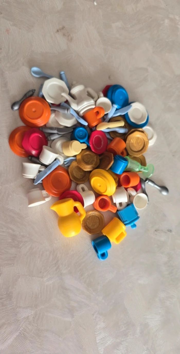Gros lots d’une 60ene de pièces vaisselles playmobil