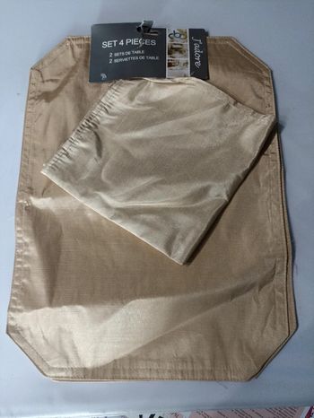 Set de table couleur beige irisé