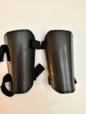 Protège-tibias de football enfant  Essential 100 noir