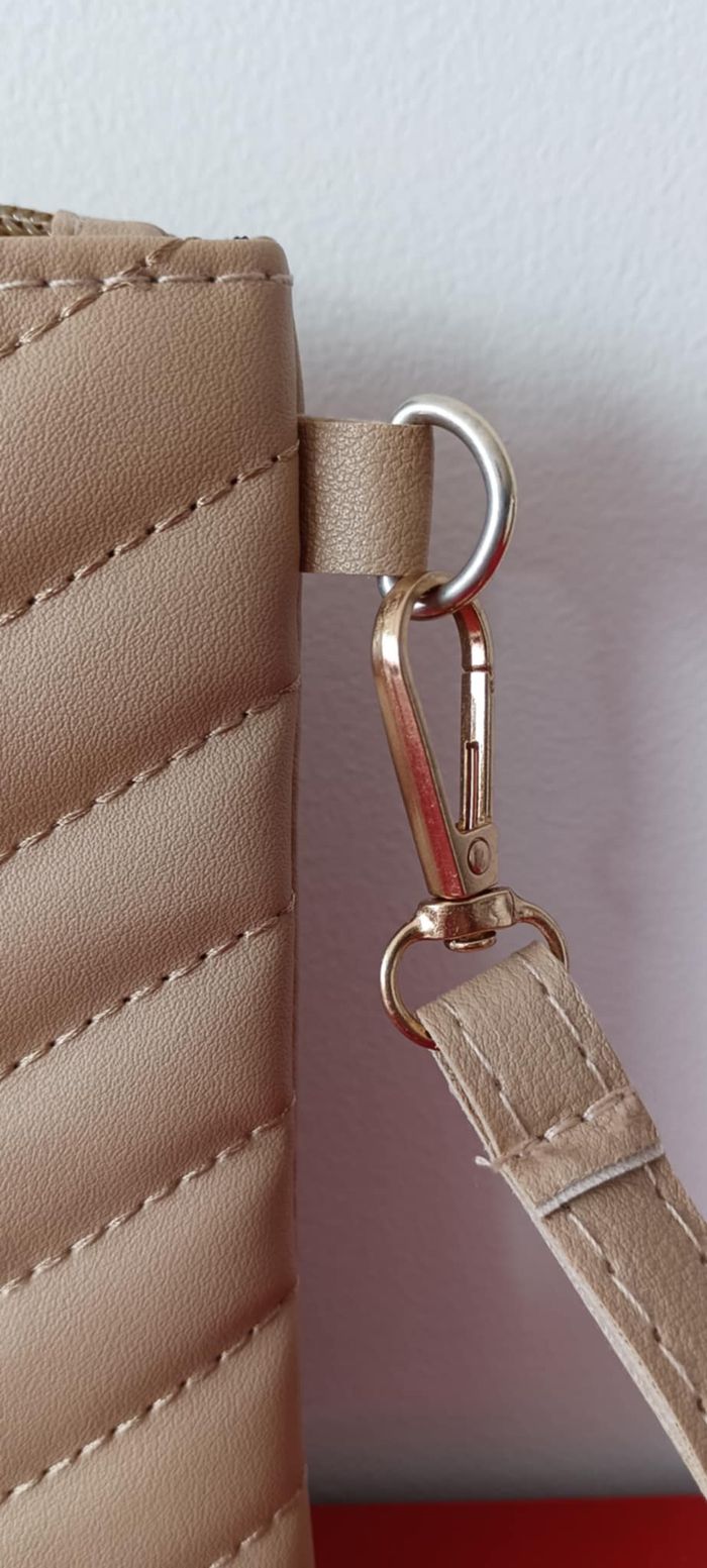 Pochette beige avec sangle pour le poignet amovible - photo numéro 4