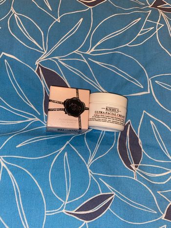 Lot crème plus miniature de parfum 