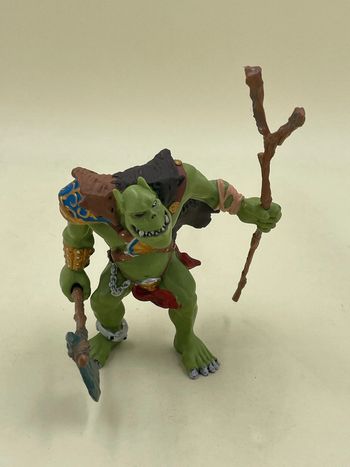 Figurine guerrier Fantasy Orgre vert avec arme 10 cm
