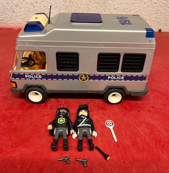 Fourgon de police playmobil