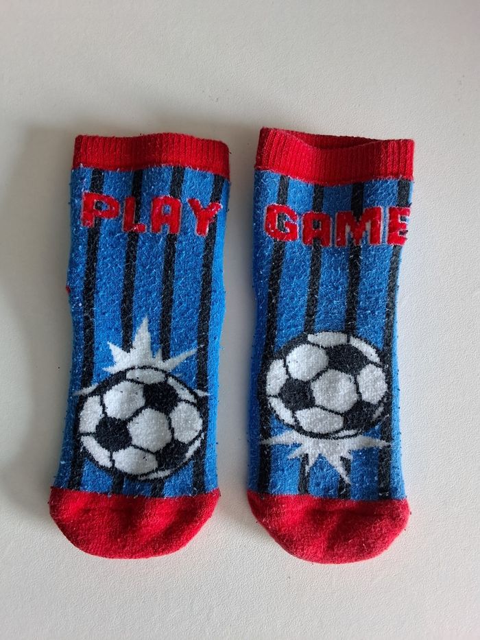 Lot de 8 paires de chaussettes Marvel et chaussettes anti-dérapantes Isotoner T23/26, Parfait état - photo numéro 3