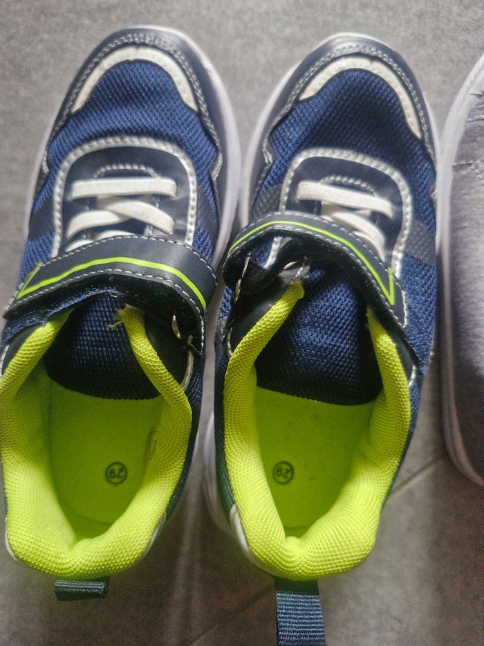 Lot de 2 paires de chaussures garçon taille 29 (1 paire de basket et 1 paire de chaussure) - photo numéro 2