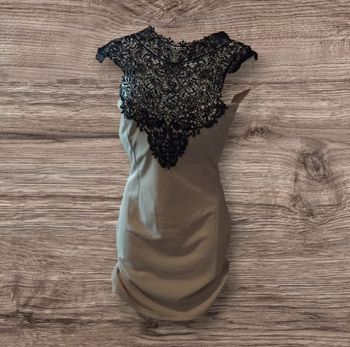 Robe de soirée beige et dentelle noire